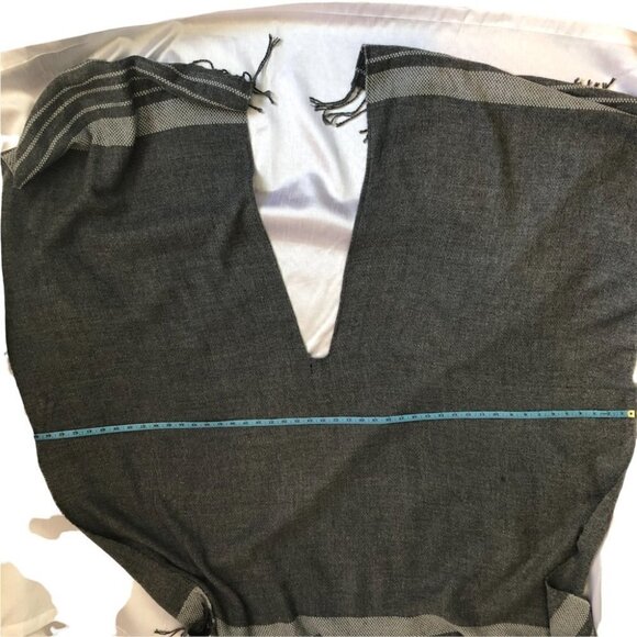 NWOT. Gap Grey Poncho One Size Fits  All 100% Acrylic - Picture 8 of 9
